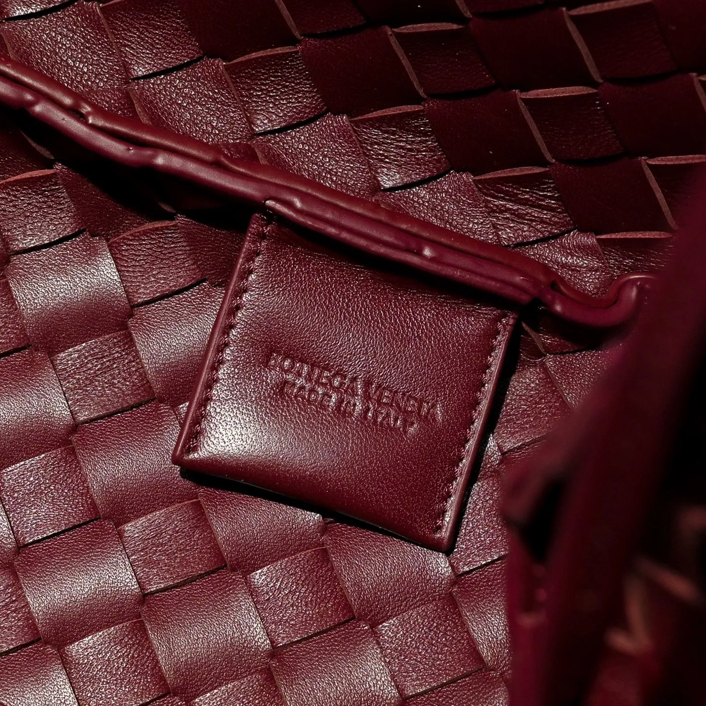 Batch 2160 new products are coming! BOTTEGA VENETA Bottega Veneta's 2025 new Campana shoulder bag is on the market~ First of all, I would like to praise the weight of this bag. As a not too small bag, it is very light for daily use. For people like me who need to carry a lot of belongings when going out, this advantage is great, and it greatly reduces the burden of traveling. 🛍️The shape is a bit like a combination of parachute and jodie. The blunt triangle shape is cute and honest. Carrying it on your back when going shopping is a good mood accelerator. The handles and body of the bag are both classic weaves. A tie is added to the original open design. If it is not tied up, the bag will look like a small vegetable basket when carried. Style number: 4249 Size: 33*20*16.5cm